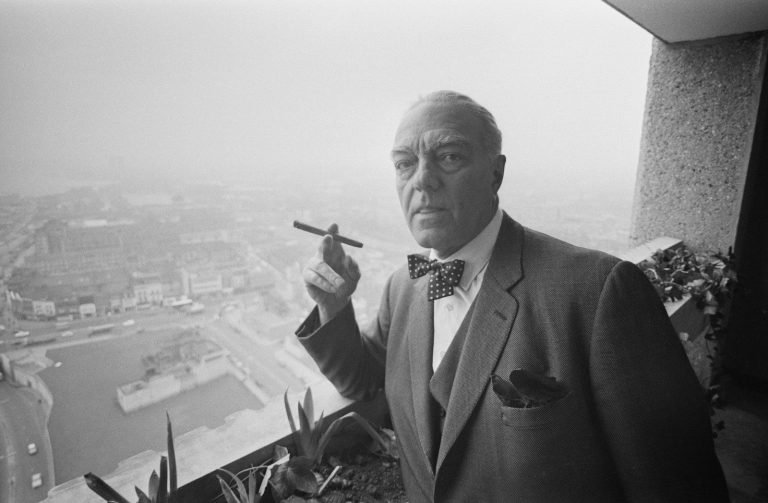 ern-goldfinger-hungarian-architect-cigar-smoke-cigarmonkeys-6-768x503.jpg